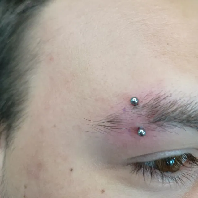 Piercing de sprânceană realizat la The InkSpot