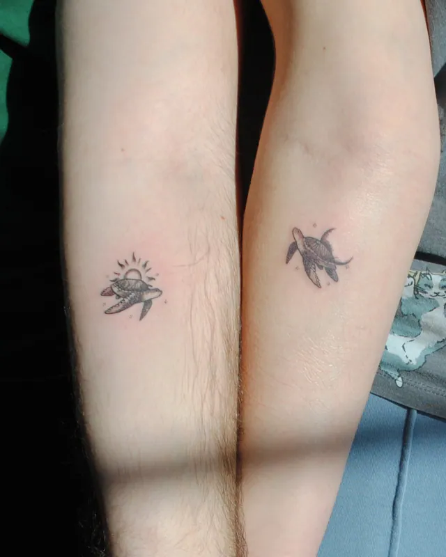 Două tatuaje mici cu țestoase, realizate la The InkSpot